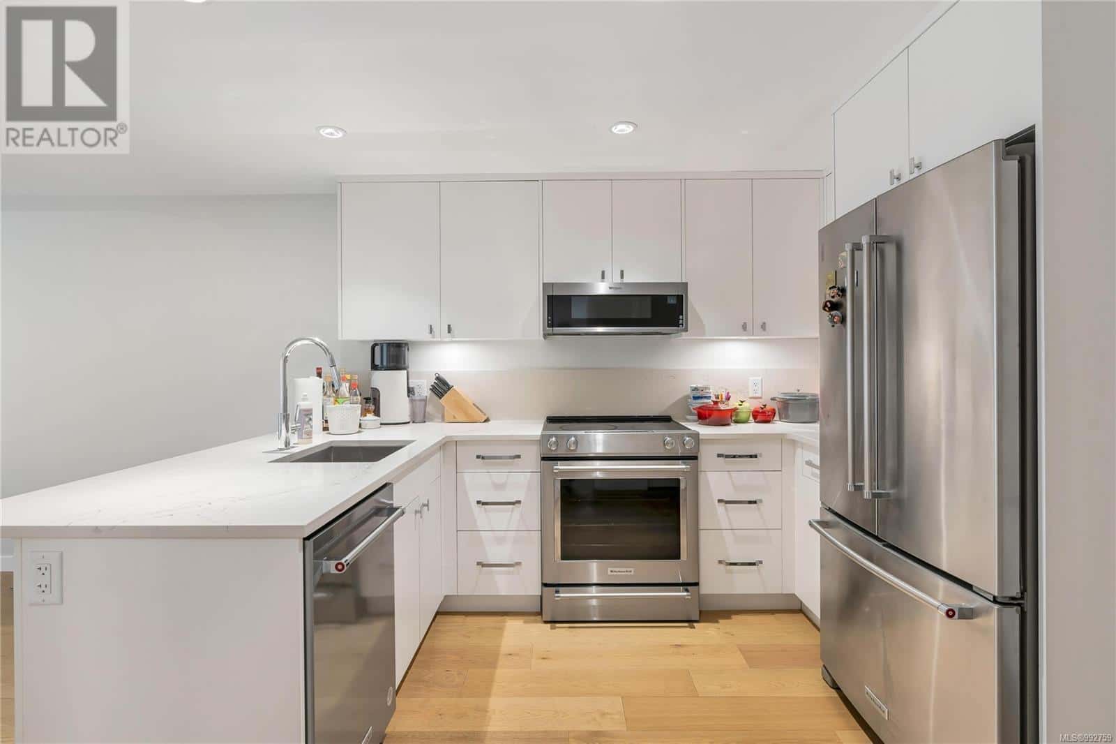 205 4030 Shelbourne St — Saanich, British Columbia - Photo 4 of 23