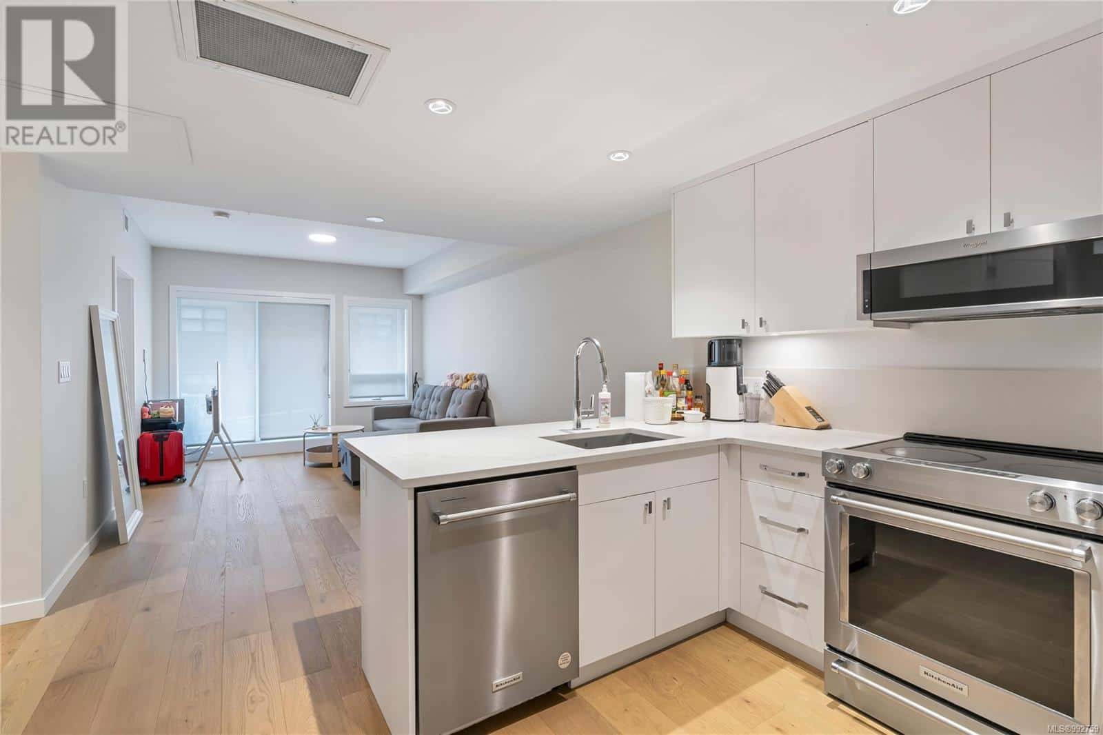 205 4030 Shelbourne St — Saanich, British Columbia - Photo 3 of 23