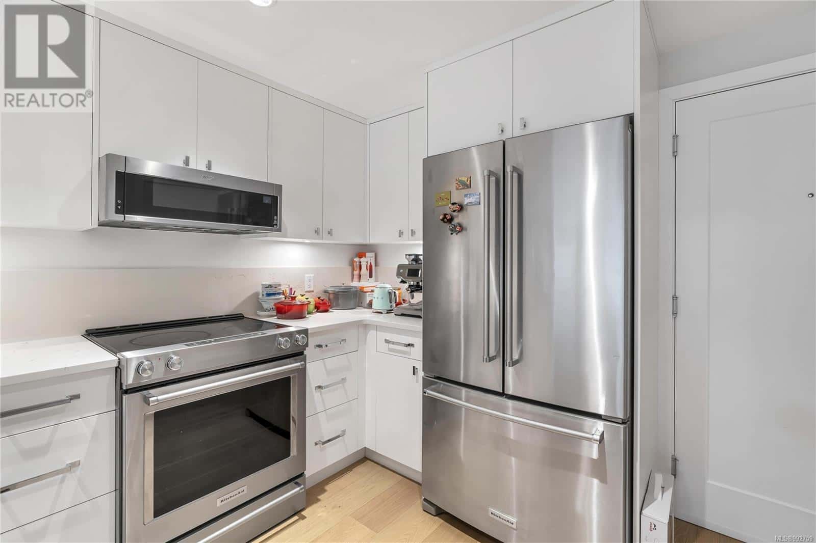 205 4030 Shelbourne St — Saanich, British Columbia - Photo 5 of 23