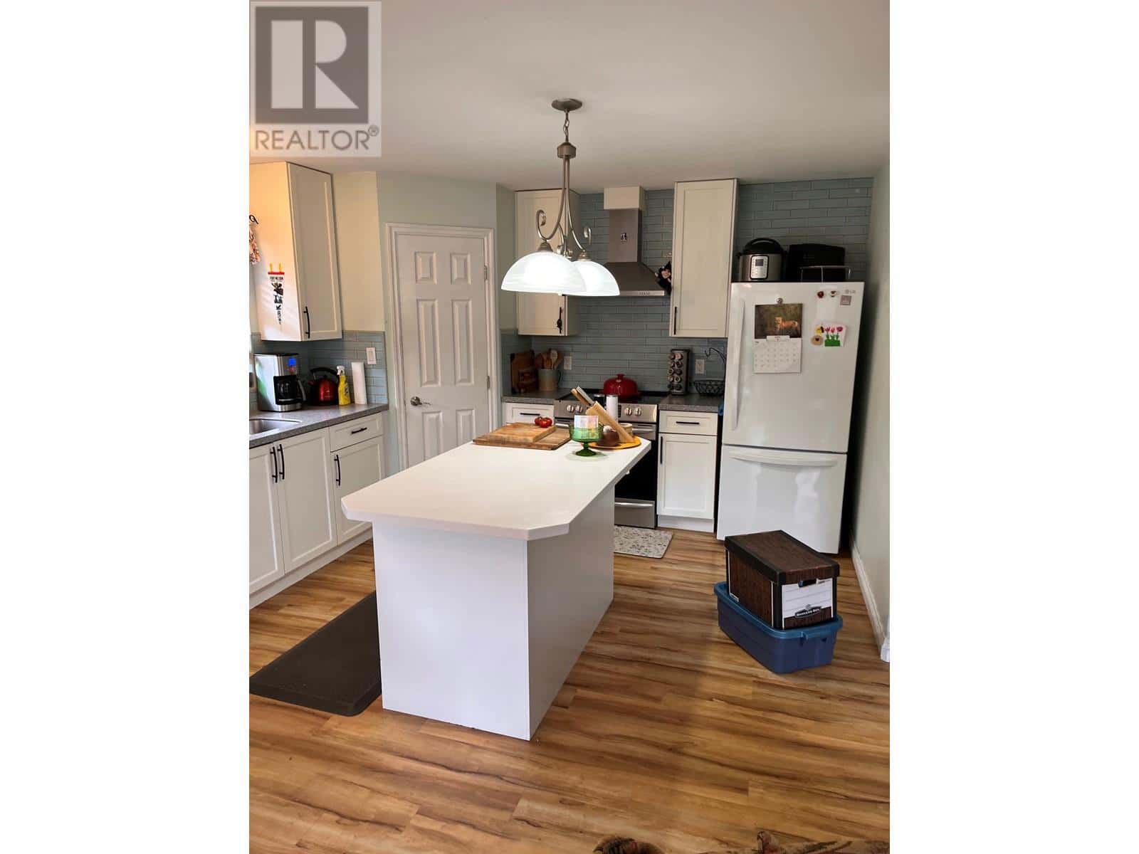 5589 MEDUSA PLACE — Sechelt, British Columbia - Photo 4 of 22