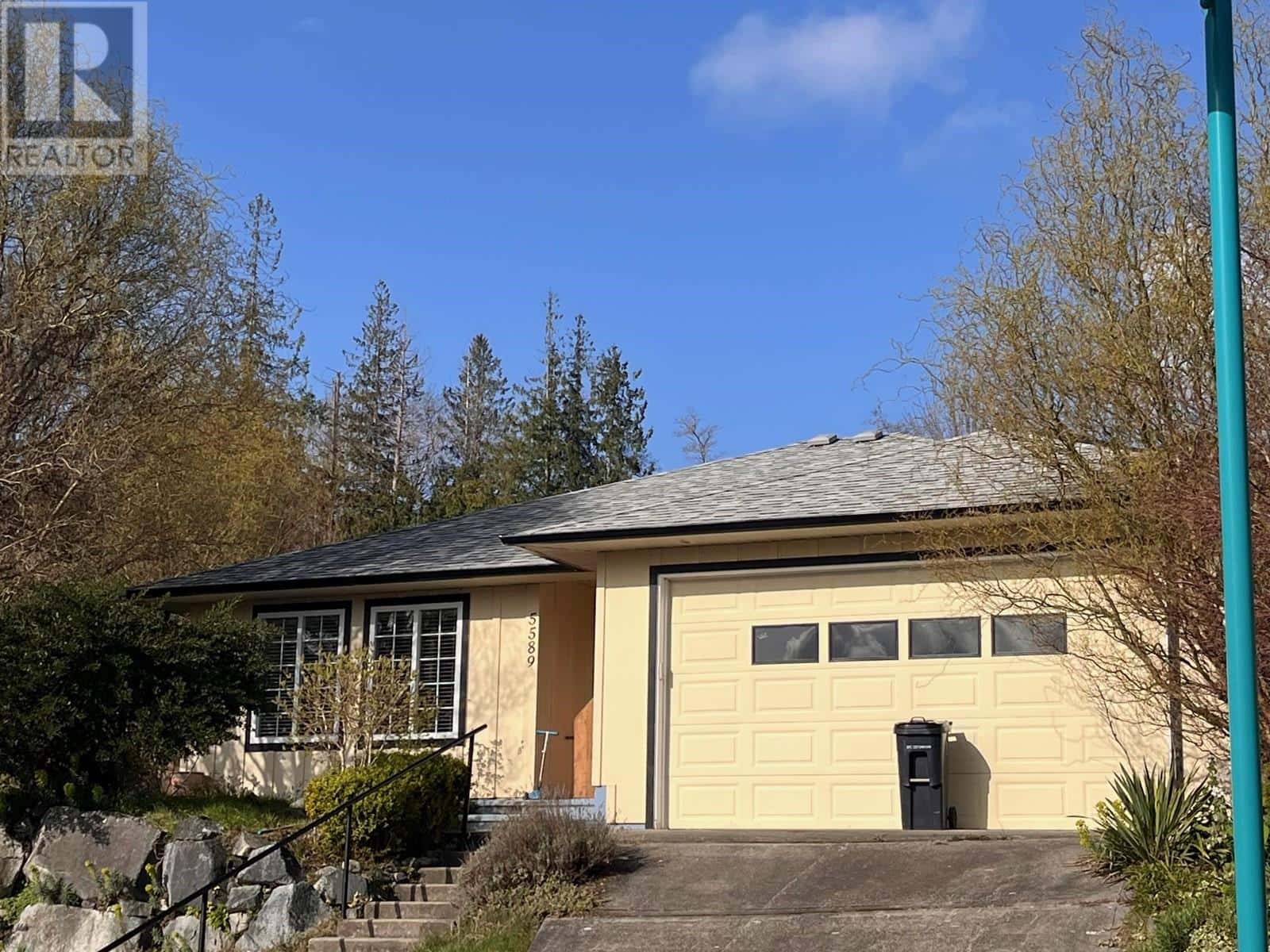 5589 MEDUSA PLACE — Sechelt, British Columbia - Photo 2 of 22