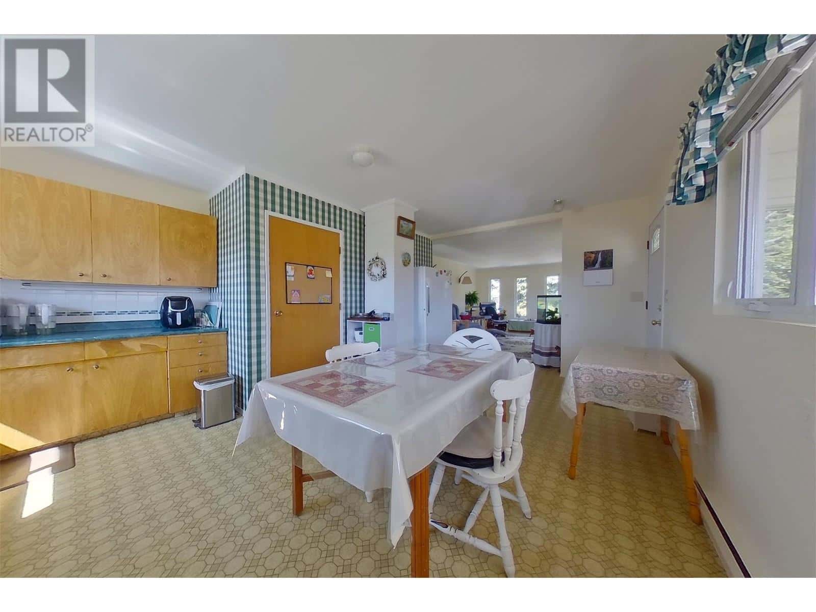 , Creston, British Columbia — Creston, British Columbia - Photo 3 of 71