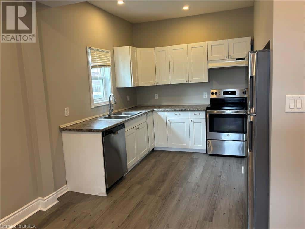 196 MARLBOROUGH Street — Brantford, Ontario - Photo 3 of 27