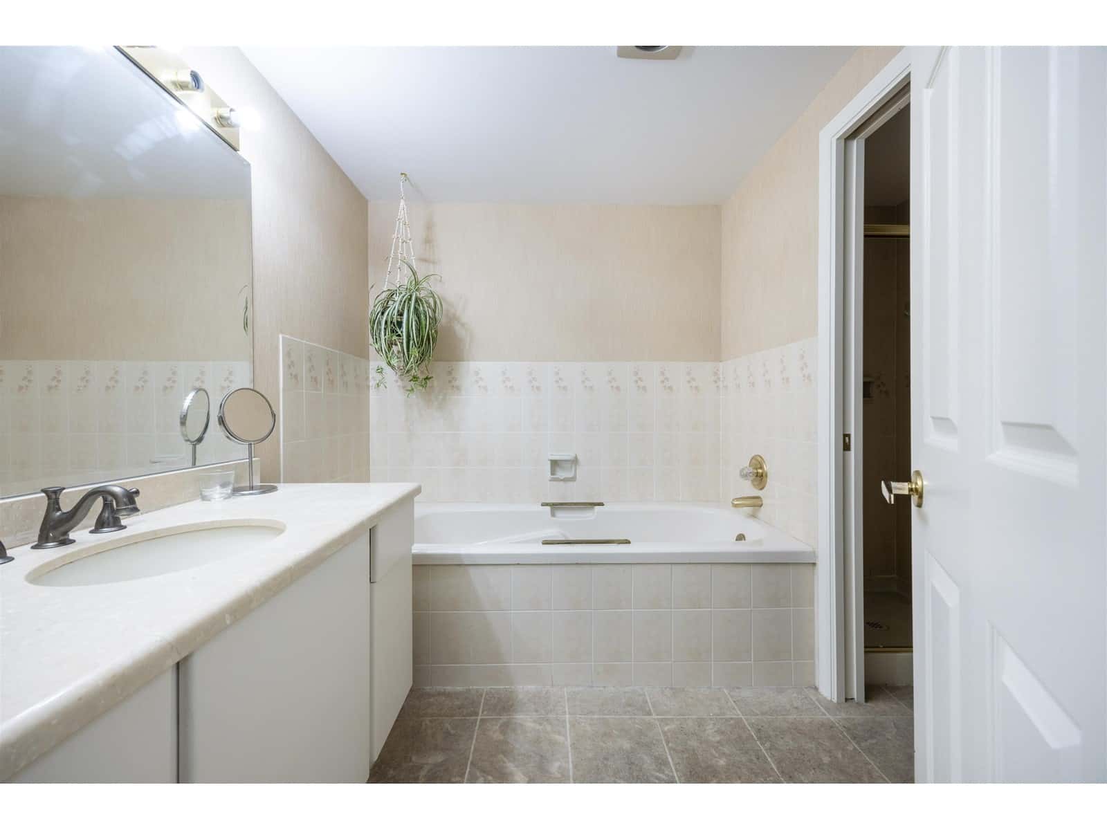 110 15300 17 AVENUE — Surrey, British Columbia - Photo 2 of 31