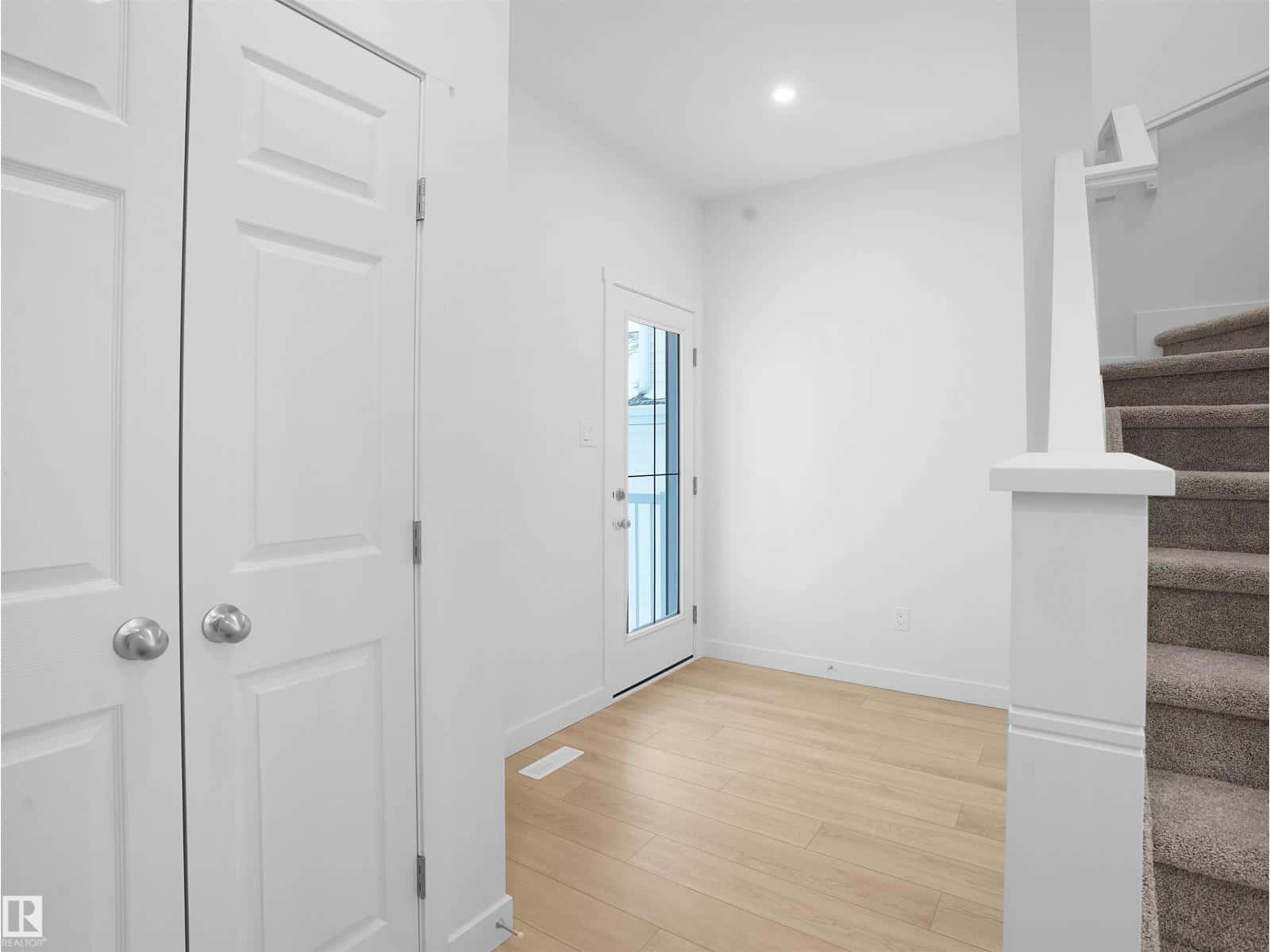 , Edmonton, — Edmonton - Photo 3 of 27