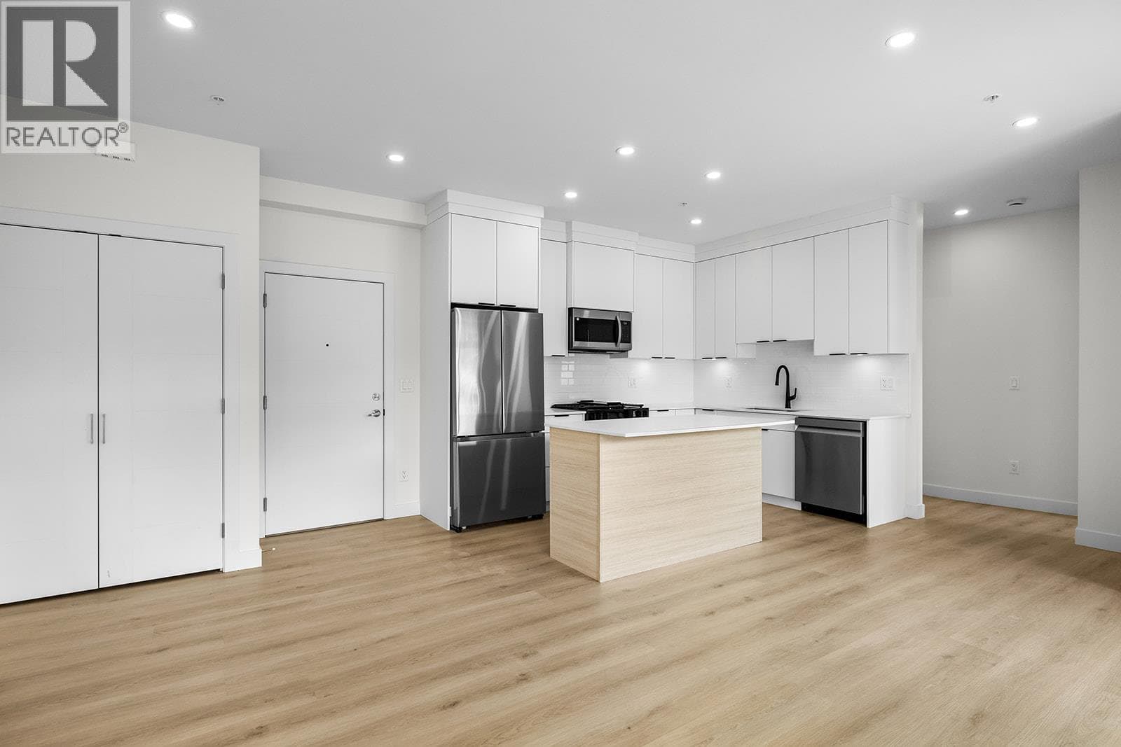 , Kelowna, British Columbia — Kelowna, British Columbia - Main photo