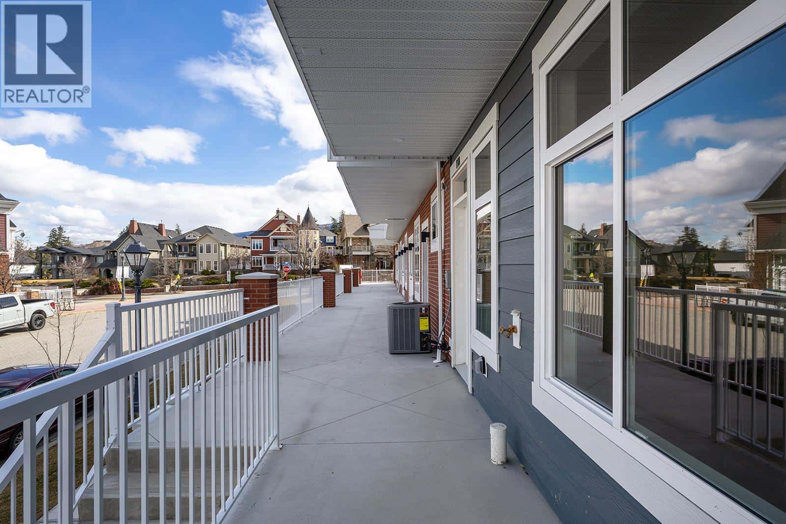 , Kelowna, — Kelowna - Photo 3 of 58