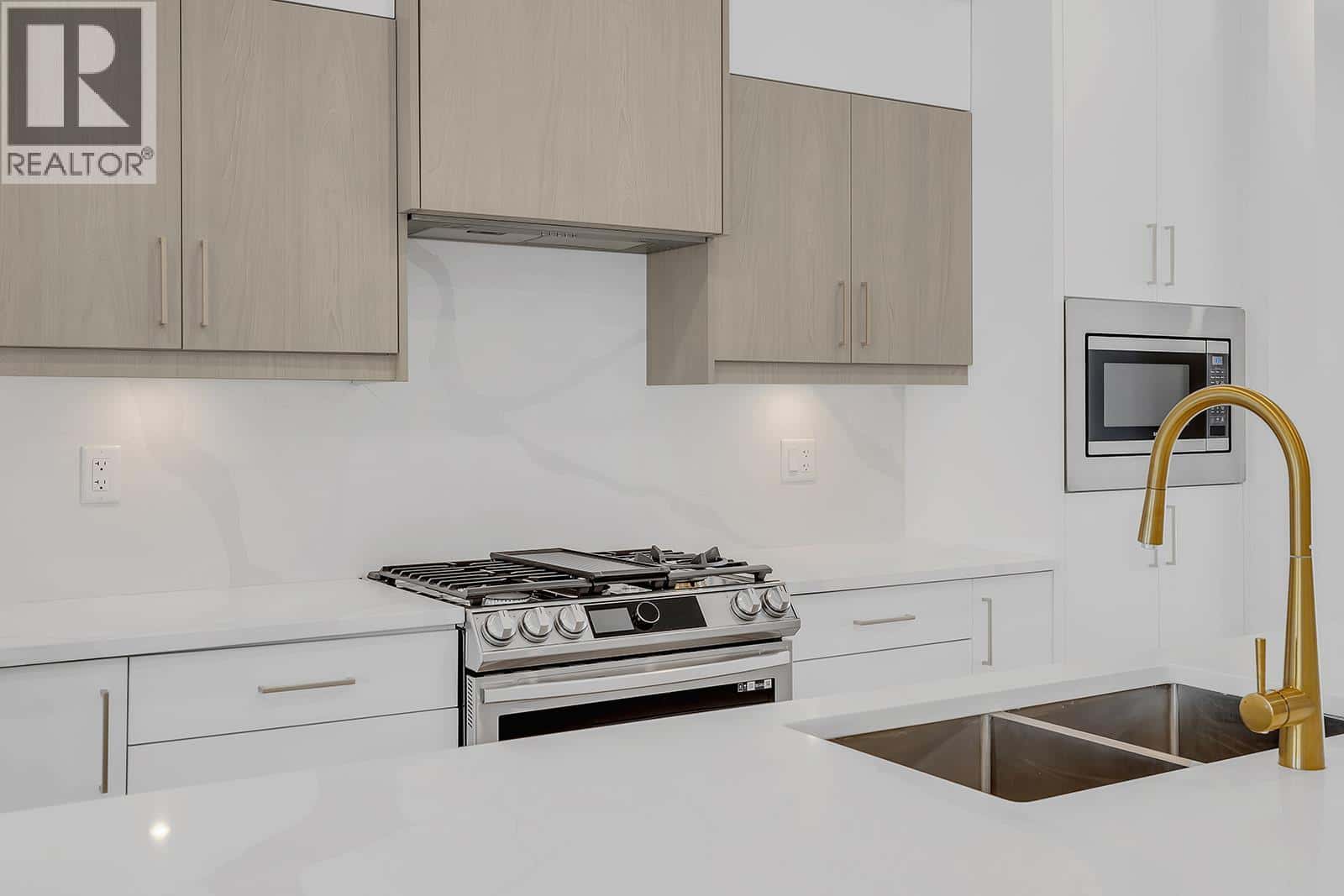 , Kelowna, British Columbia — Kelowna, British Columbia - Photo 5 of 44