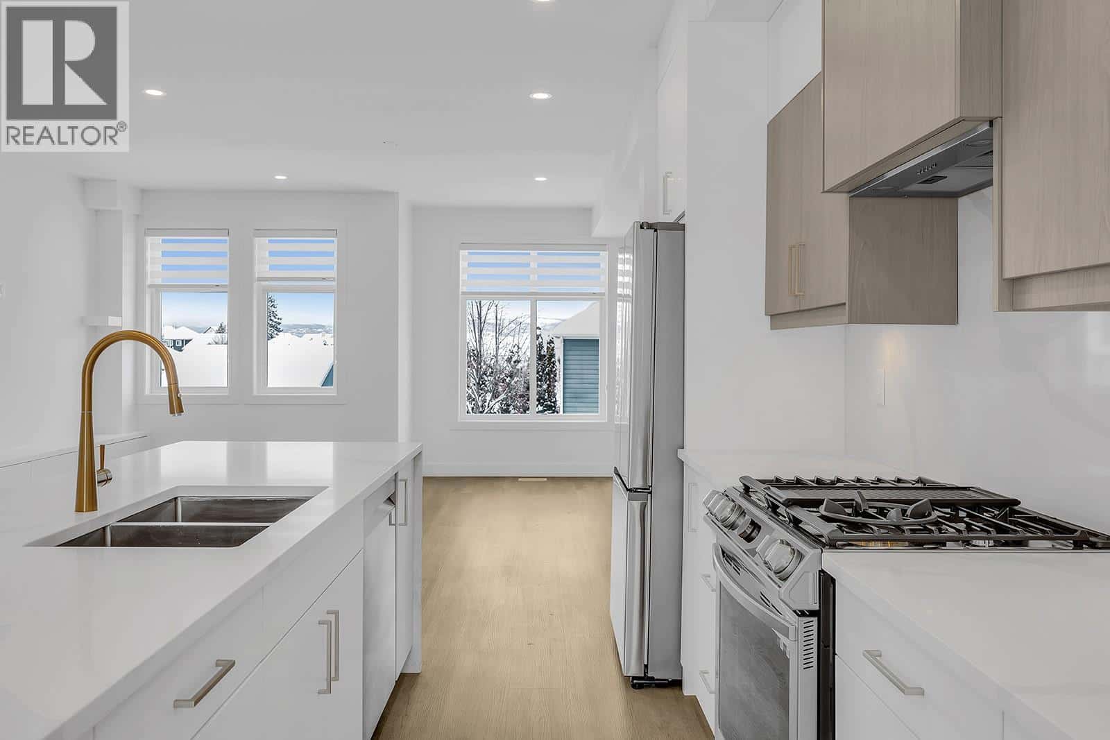 , Kelowna, British Columbia — Kelowna, British Columbia - Photo 2 of 44