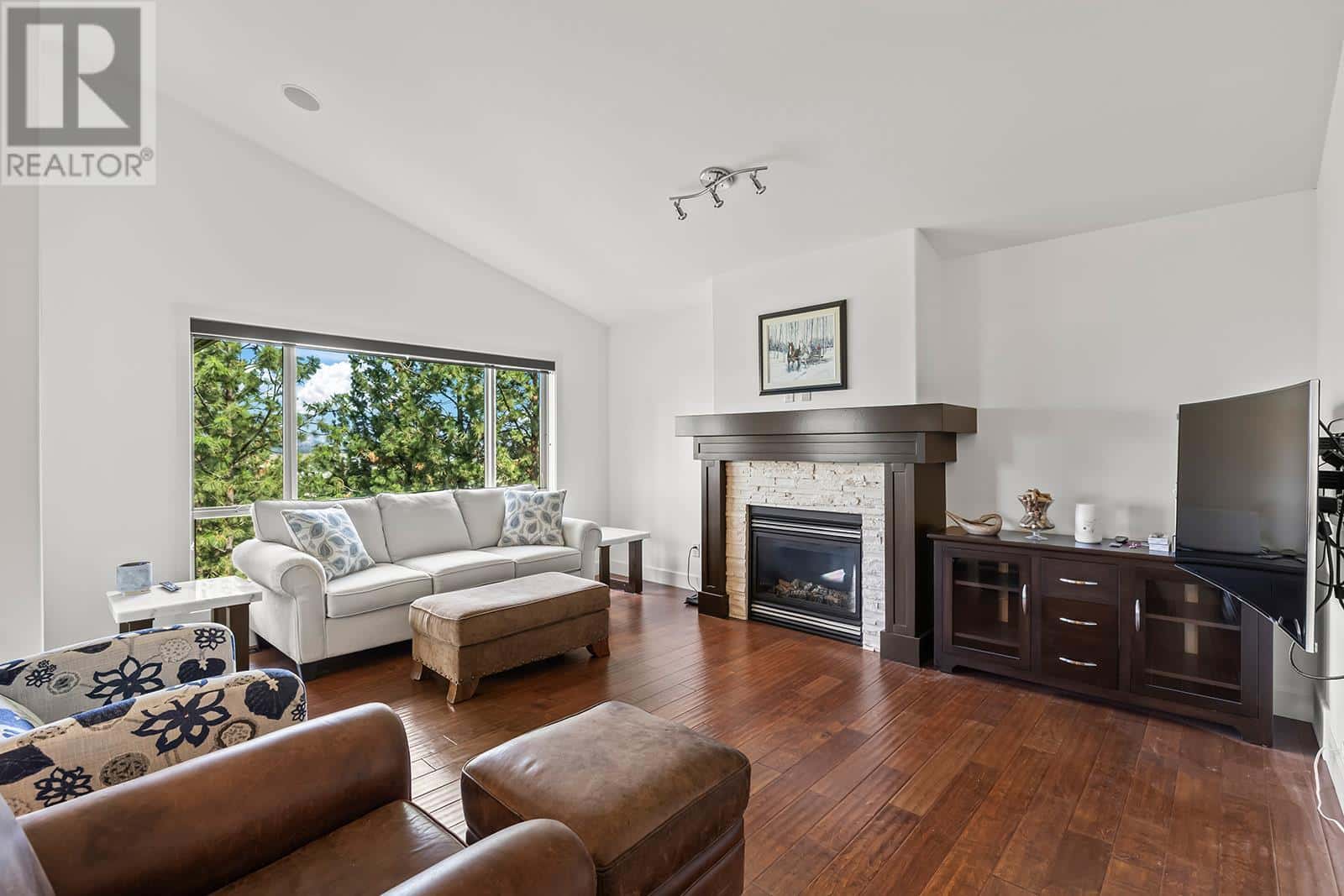 , Kelowna, British Columbia — Kelowna, British Columbia - Photo 3 of 96