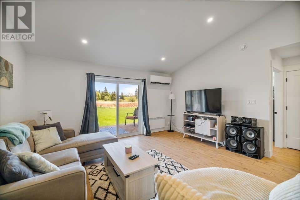 , East Royalty, — East Royalty - Photo 4 of 24