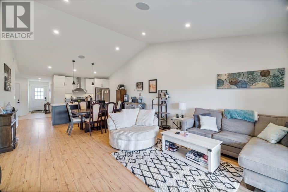 , East Royalty, — East Royalty - Photo 5 of 24