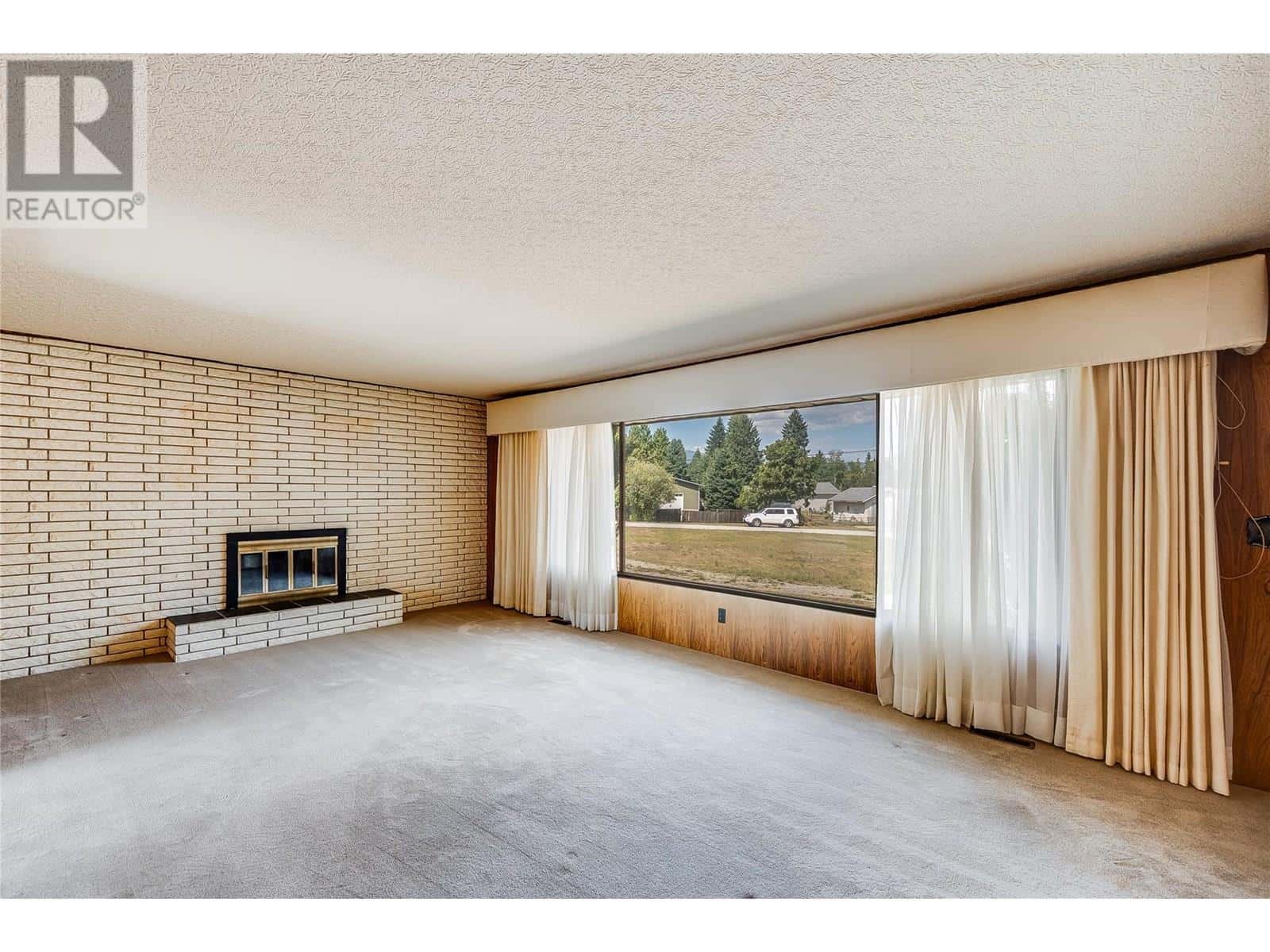 , Castlegar, British Columbia — Castlegar, British Columbia - Photo 5 of 132