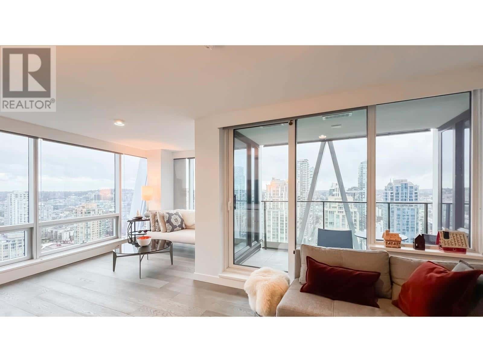 , Vancouver, — Vancouver - Photo 3 of 37