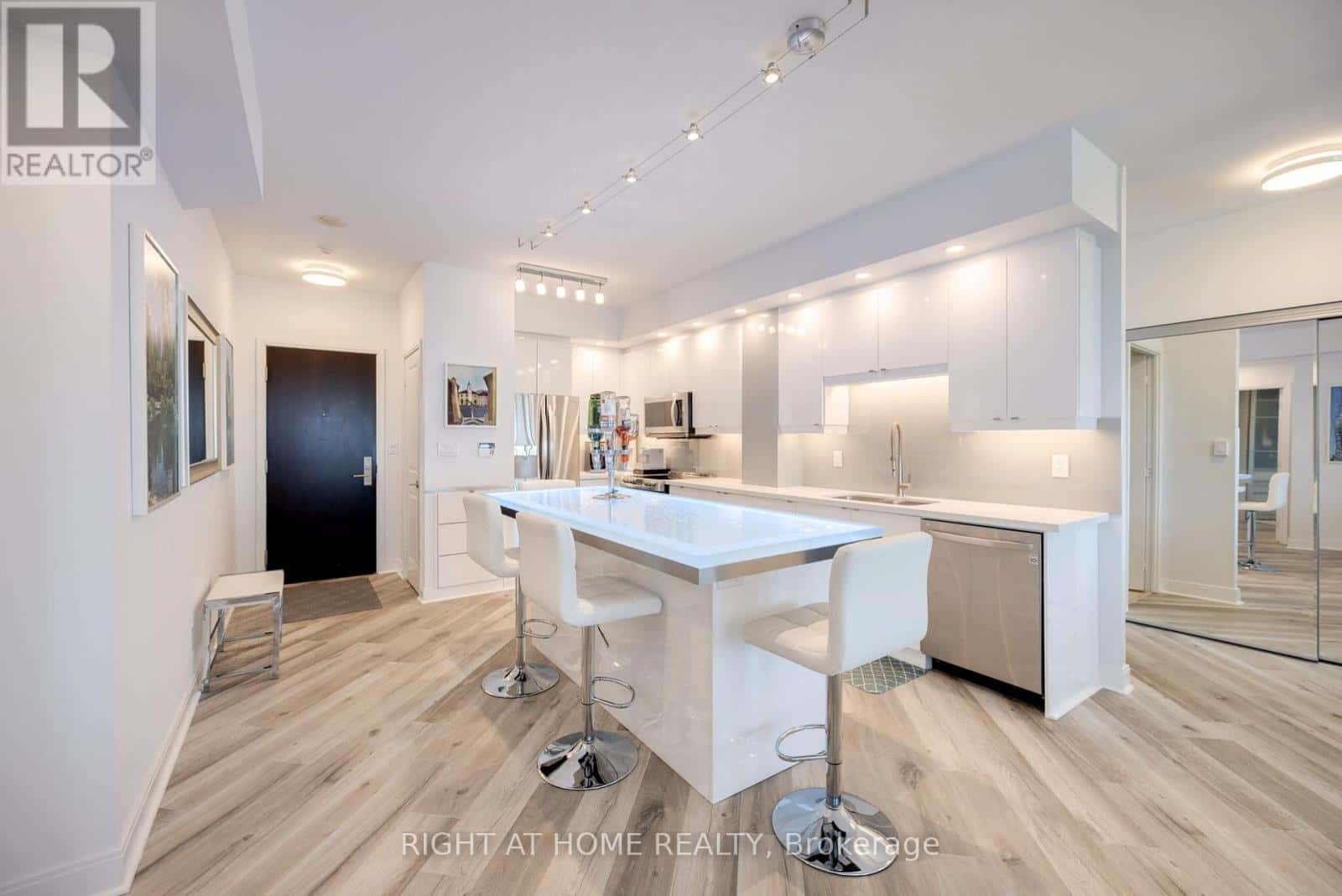 , Mississauga (City Centre), Ontario — Mississauga (City Centre), Ontario - Photo 4 of 36