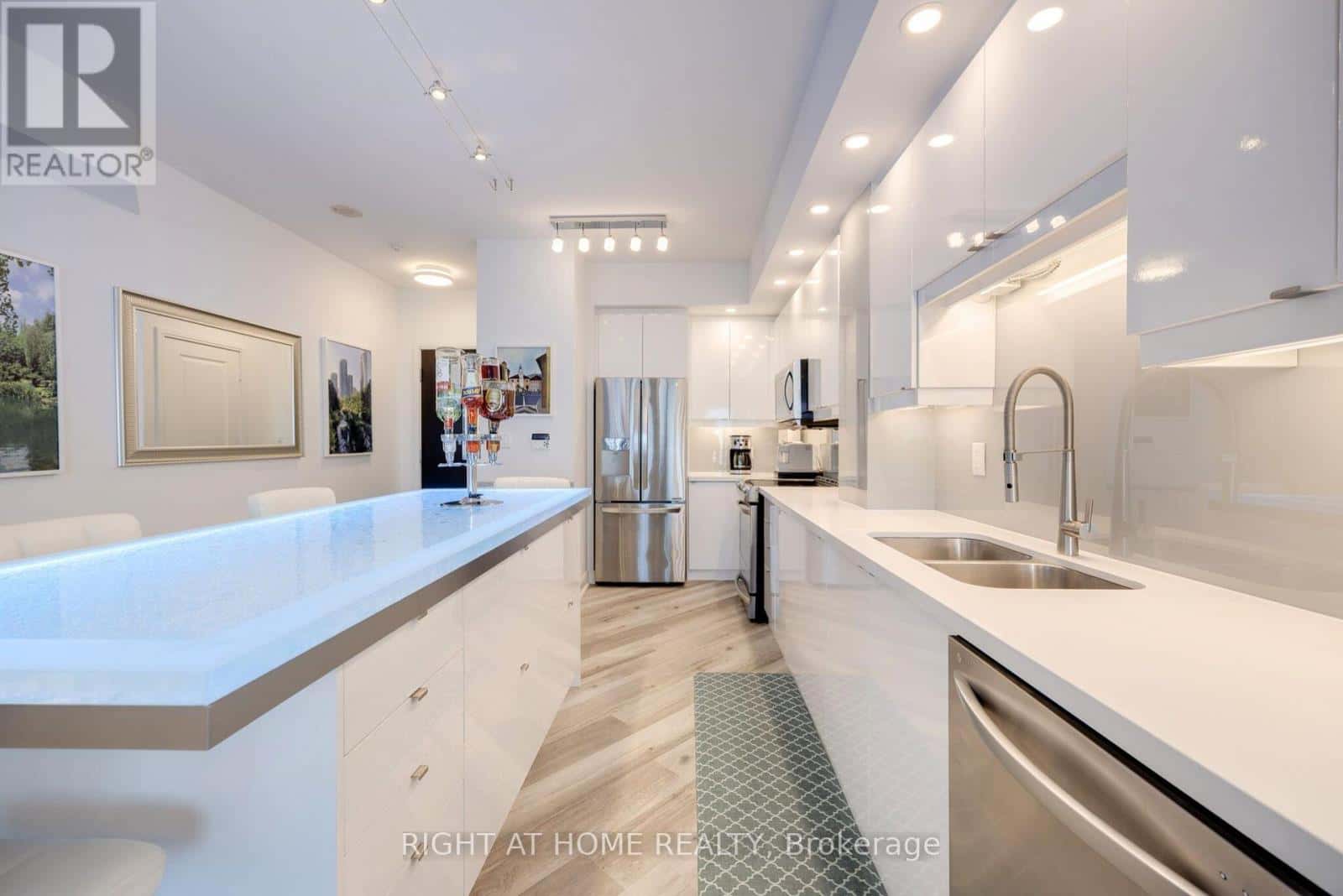 , Mississauga (City Centre), Ontario — Mississauga (City Centre), Ontario - Photo 5 of 36