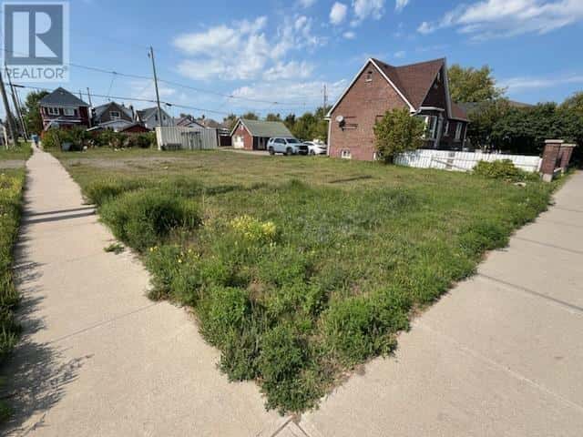 501 May ST N — Thunder Bay, Ontario - Photo 2 of 3