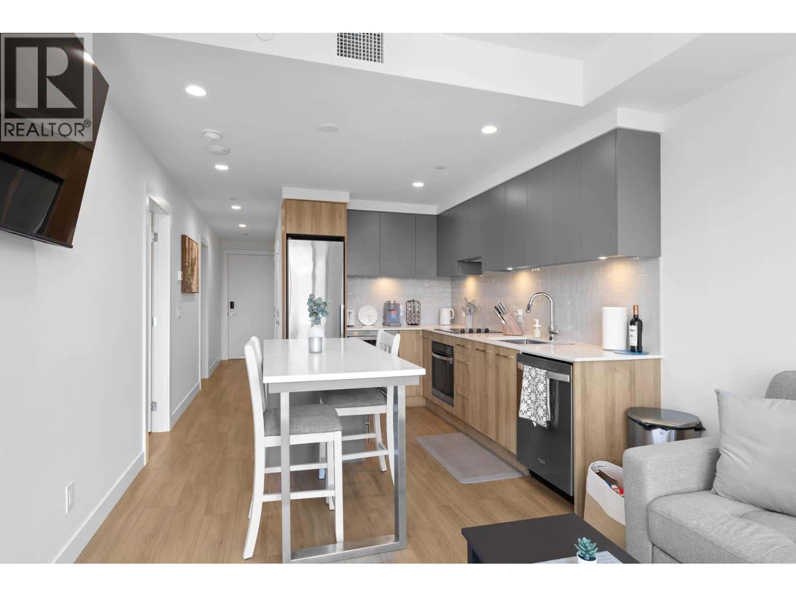 , Kelowna, British Columbia — Kelowna, British Columbia - Photo 4 of 102