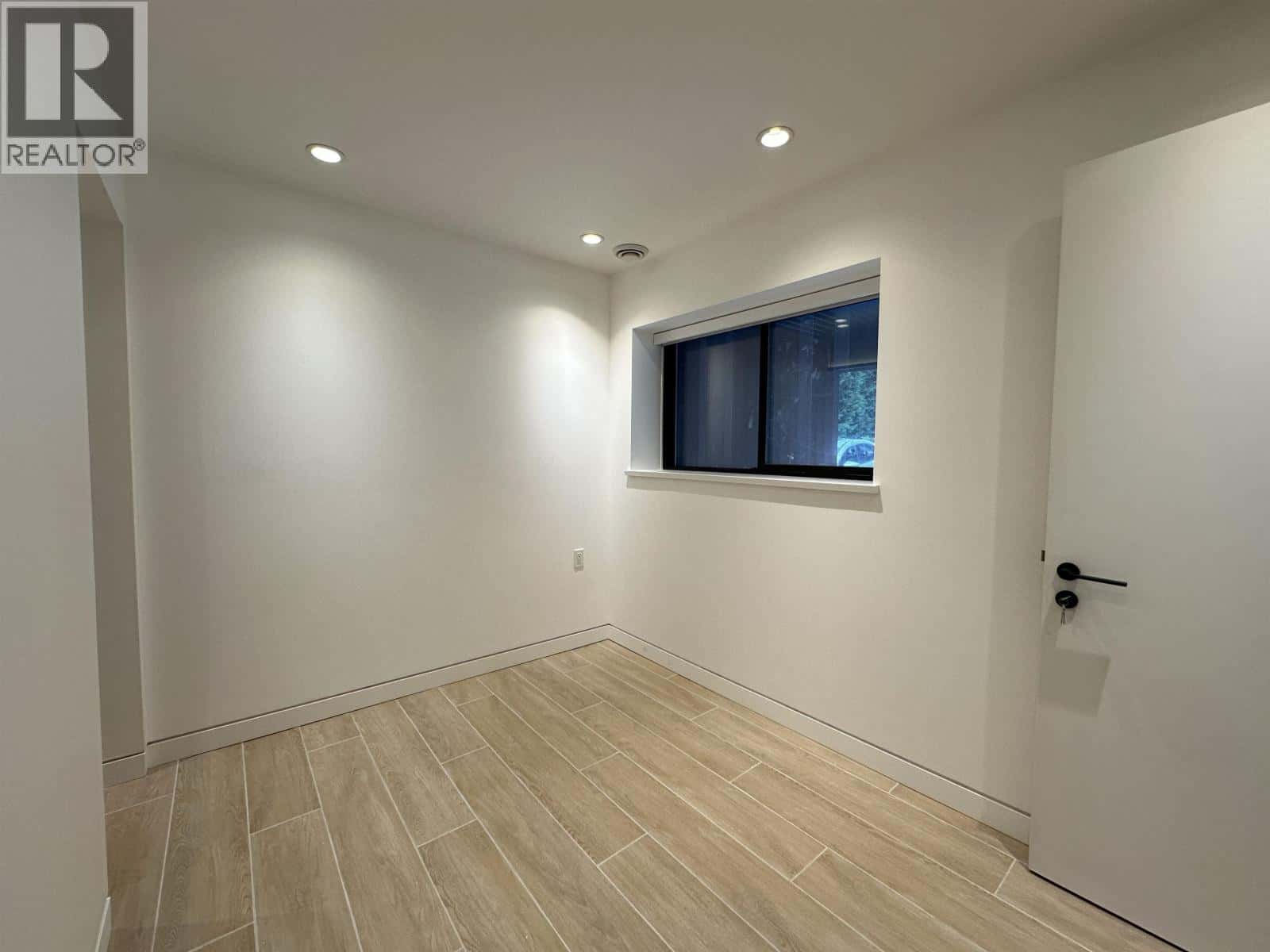 8258 BURNLAKE DRIVE — Burnaby - Photo 5 of 33