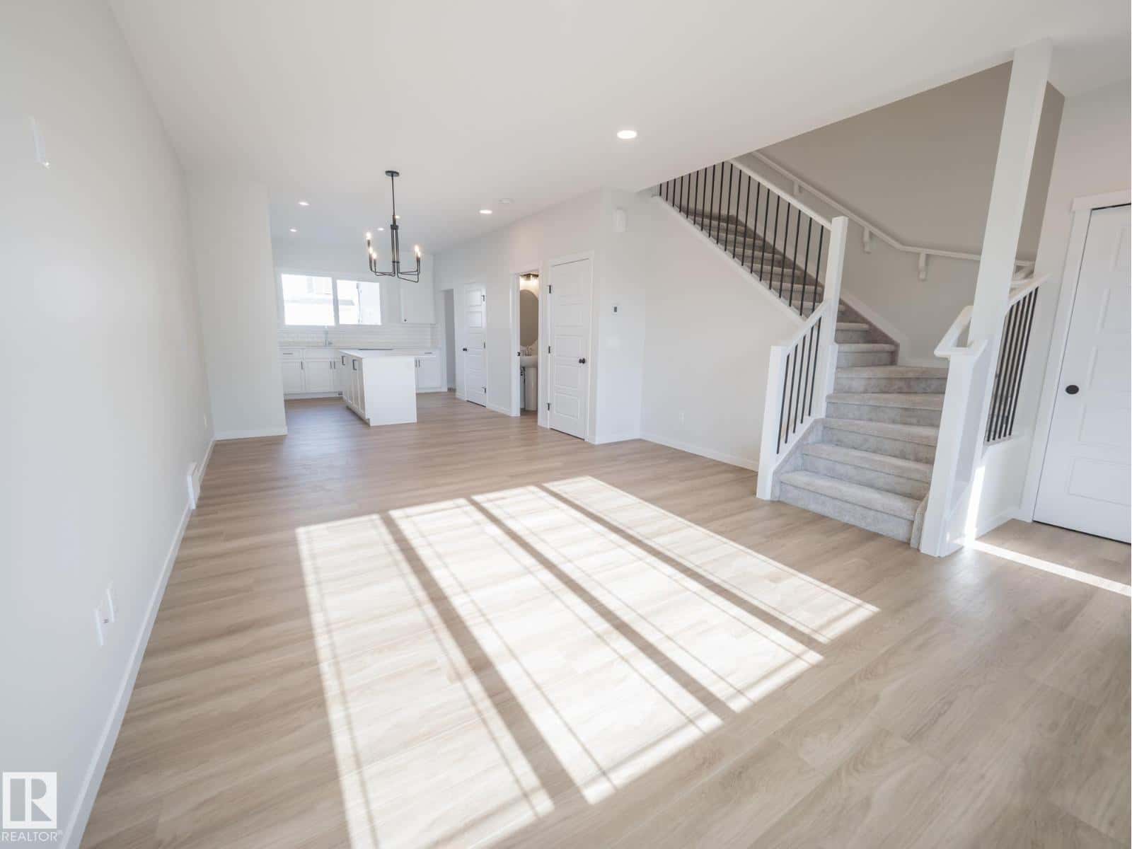 1332 14 AV NW — Edmonton, Alberta - Photo 5 of 28