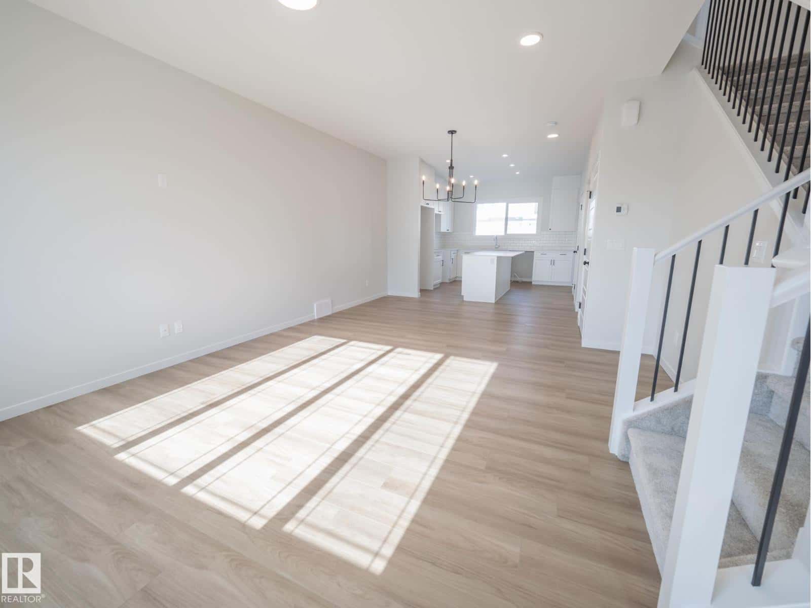 1332 14 AV NW — Edmonton, Alberta - Photo 4 of 28