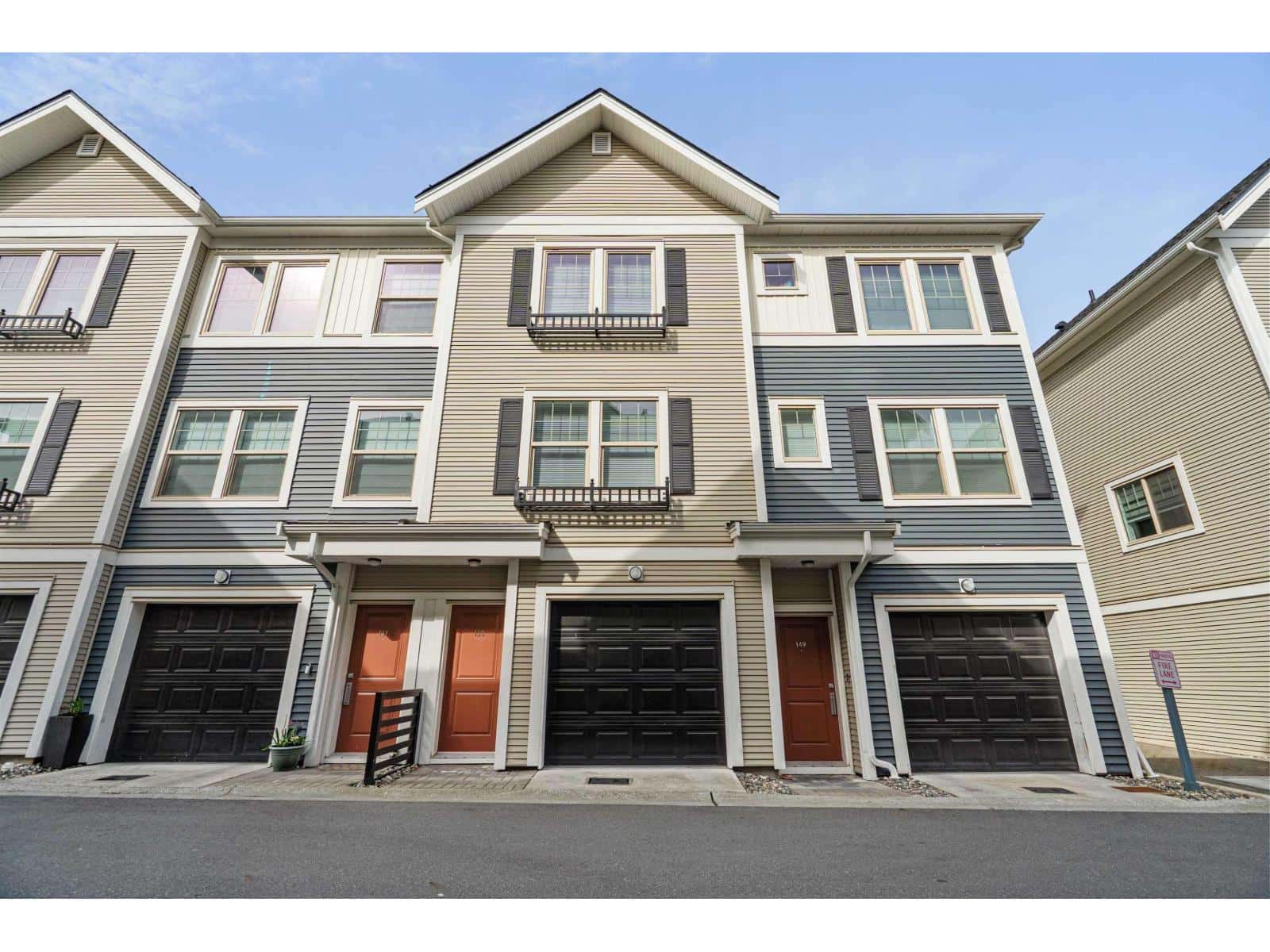 , Abbotsford, — Abbotsford - Photo 2 of 70