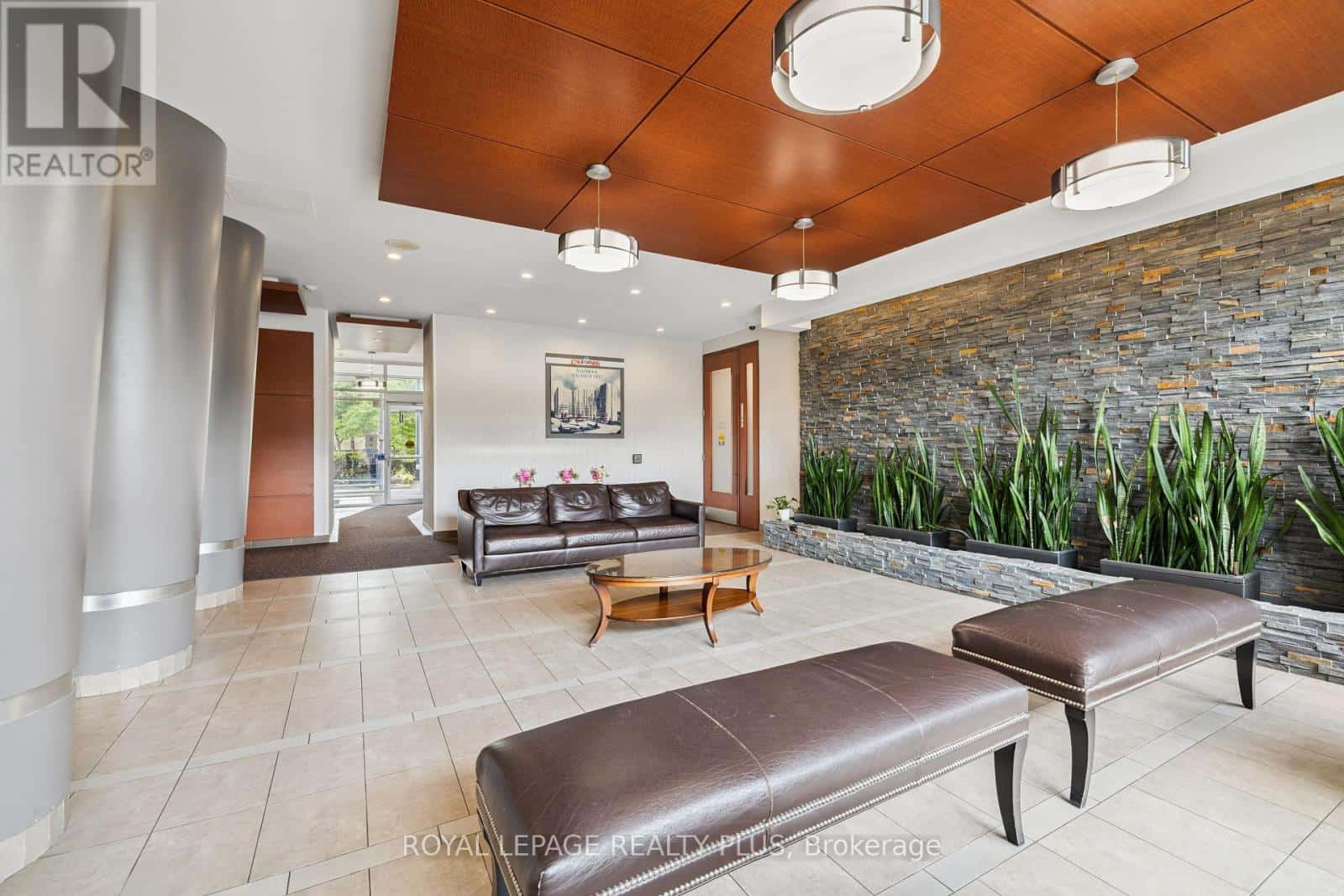 , Mississauga (Hurontario), — Mississauga (Hurontario) - Photo 2 of 28