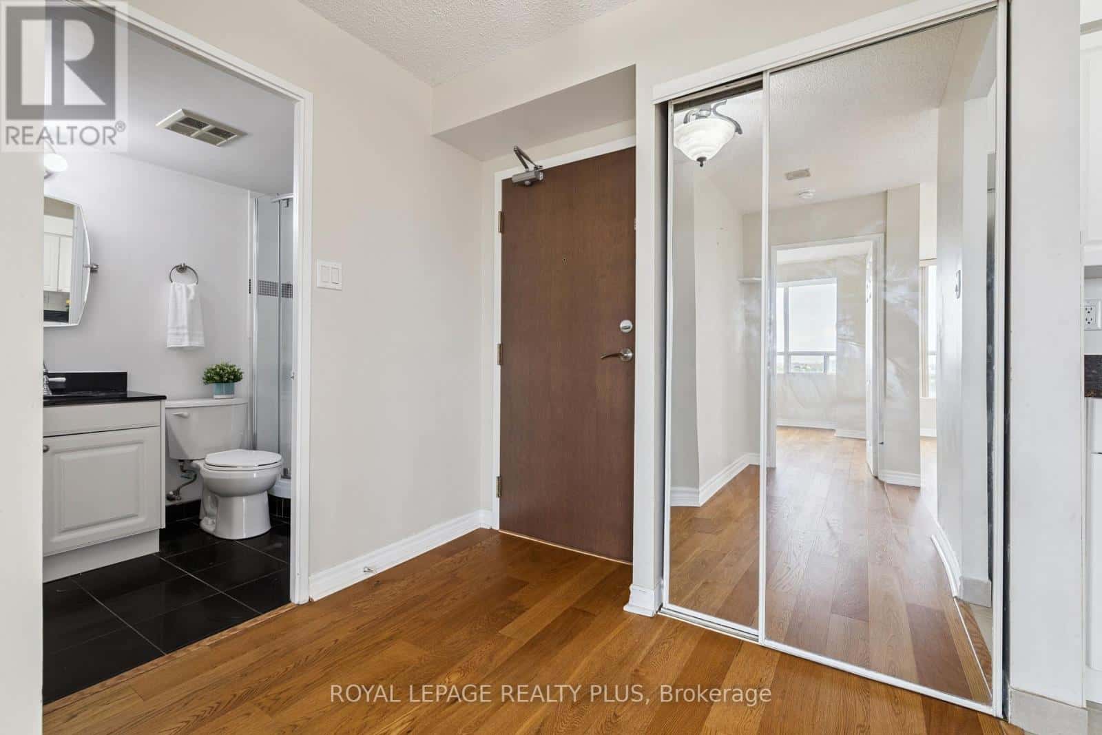 , Mississauga (Hurontario), — Mississauga (Hurontario) - Photo 3 of 28