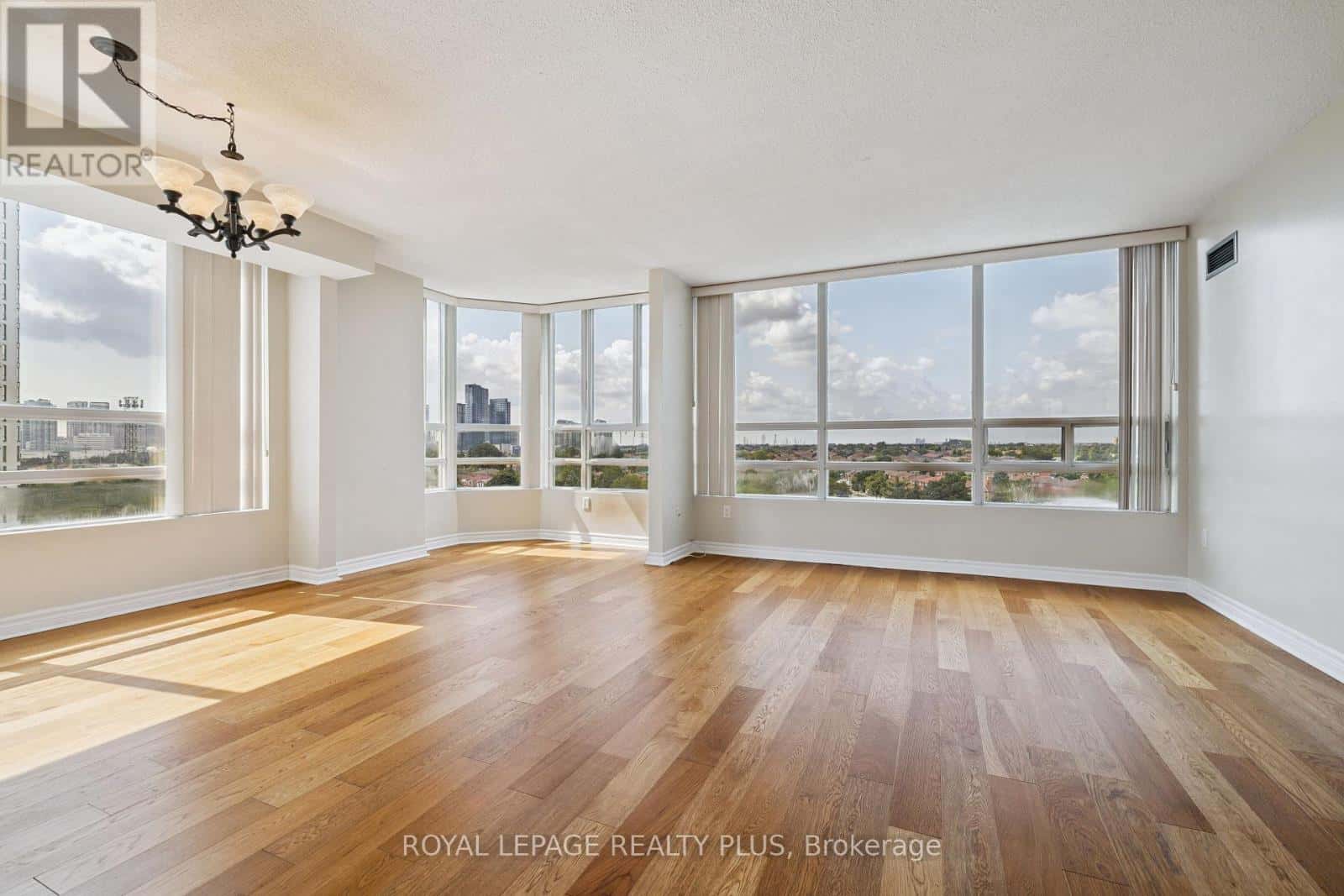 , Mississauga (Hurontario), — Mississauga (Hurontario) - Photo 5 of 28