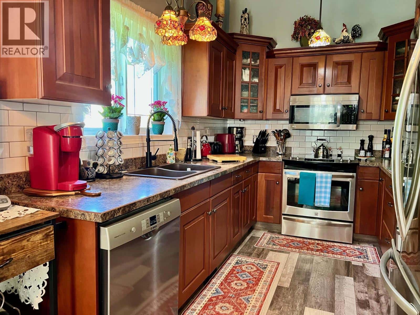 , Creston, British Columbia — Creston, British Columbia - Photo 5 of 46