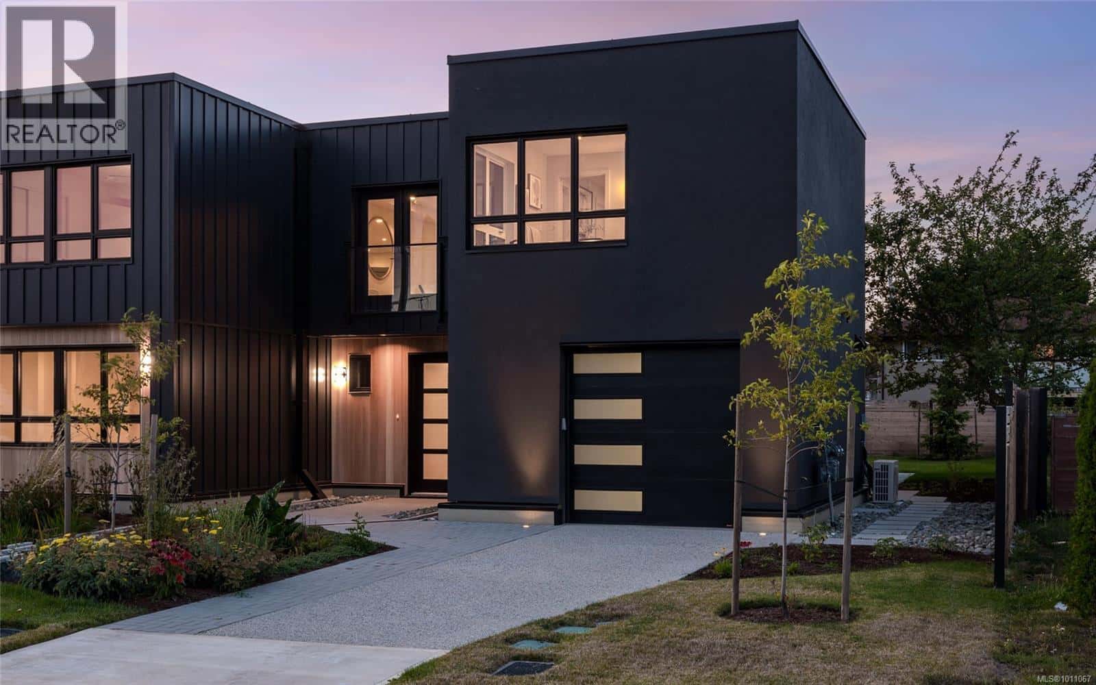 , Saanich, — Saanich - Photo 2 of 46