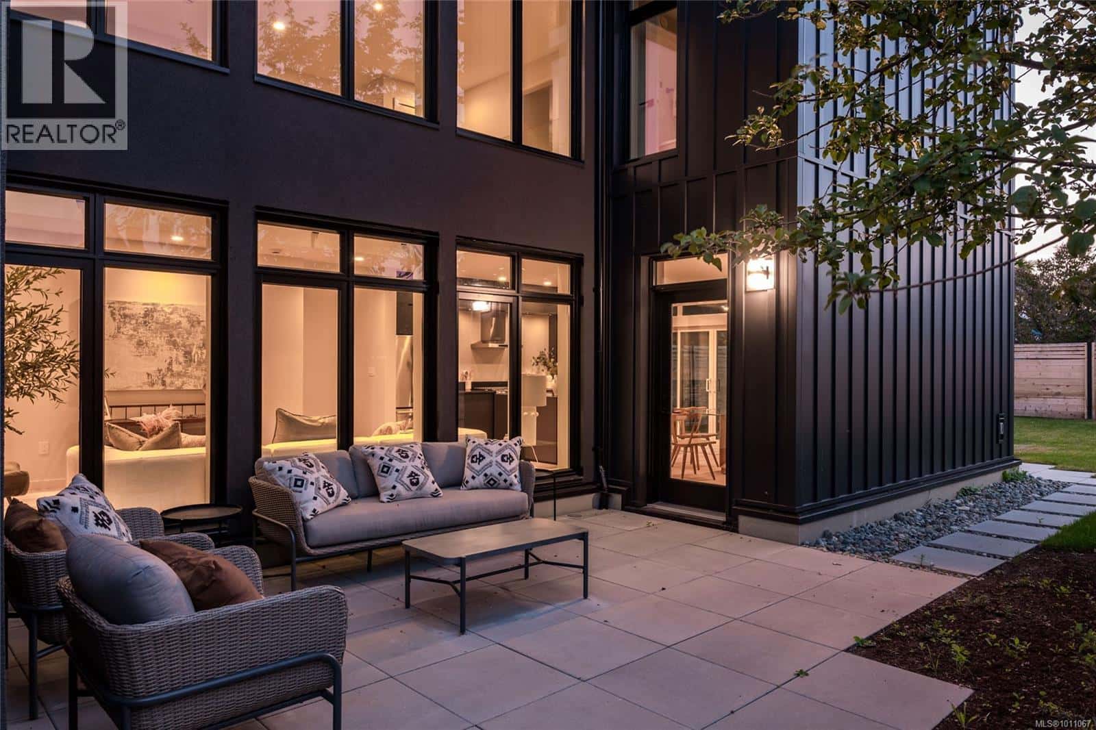 , Saanich, — Saanich - Photo 3 of 46