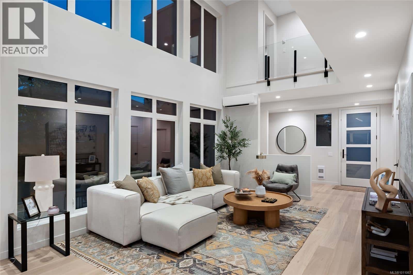 , Saanich, — Saanich - Photo 4 of 46