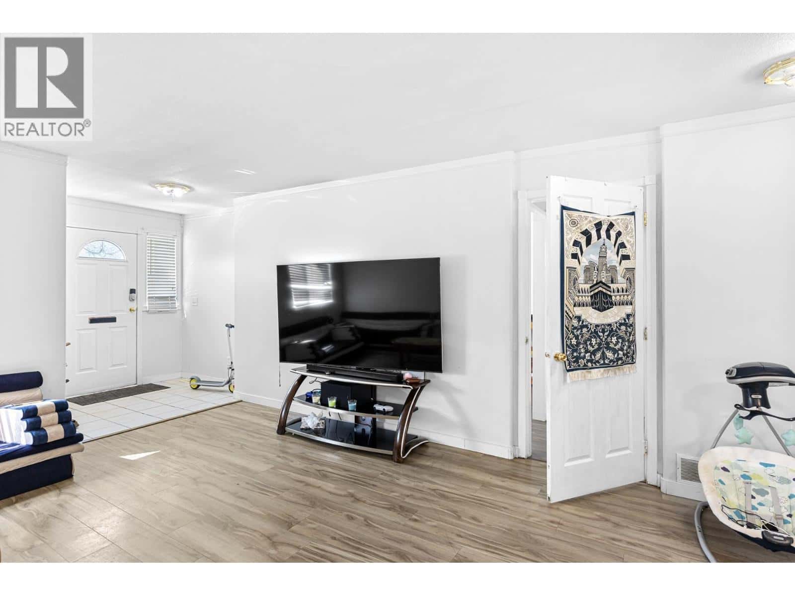 , Kelowna, British Columbia — Kelowna, British Columbia - Photo 3 of 62