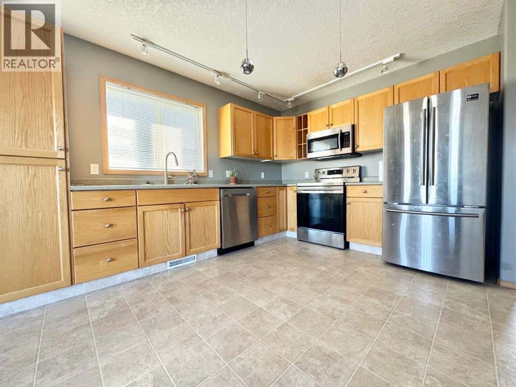 , Whitecourt, — Whitecourt - Photo 5 of 19