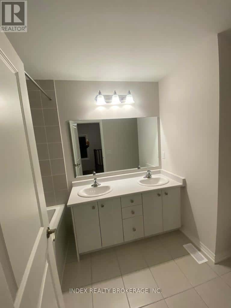 , Hamilton (Mount Hope), Ontario — Hamilton (Mount Hope), Ontario - Photo 5 of 8