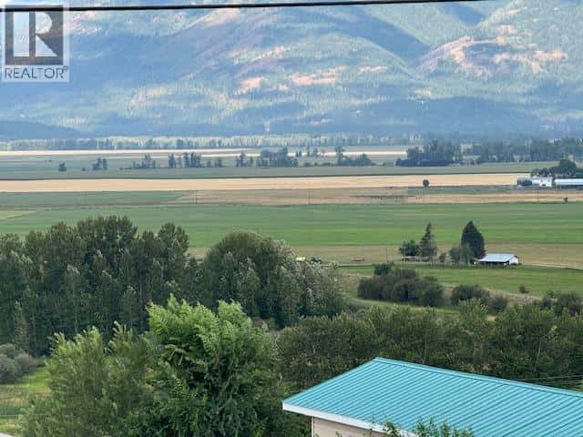 , Creston, British Columbia — Creston, British Columbia - Photo 3 of 40