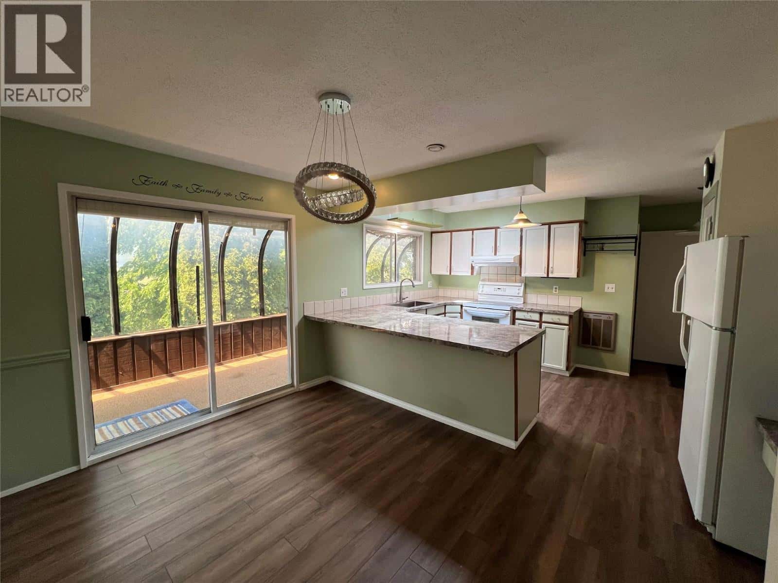 , Creston, British Columbia — Creston, British Columbia - Photo 5 of 40