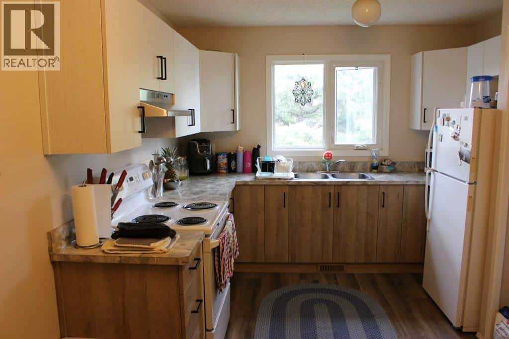 , Picture Butte, Alberta — Picture Butte, Alberta - Photo 5 of 17