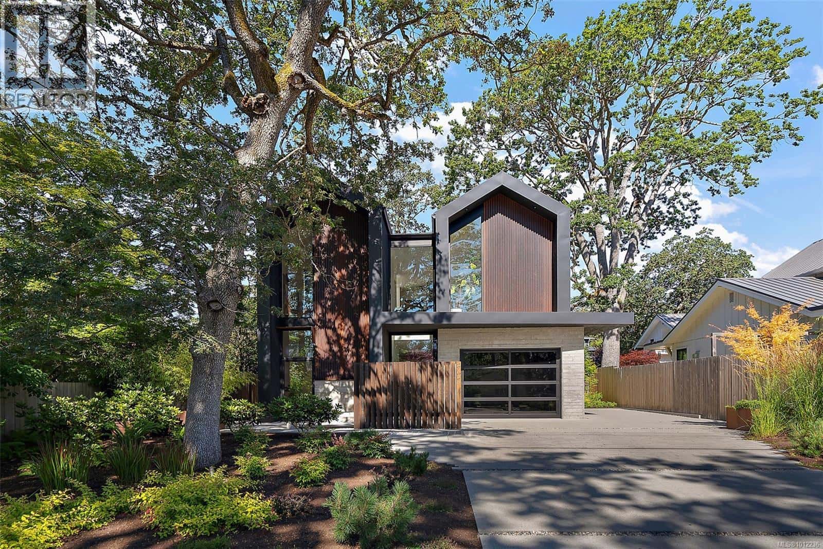 , Victoria, — Victoria - Photo 2 of 45