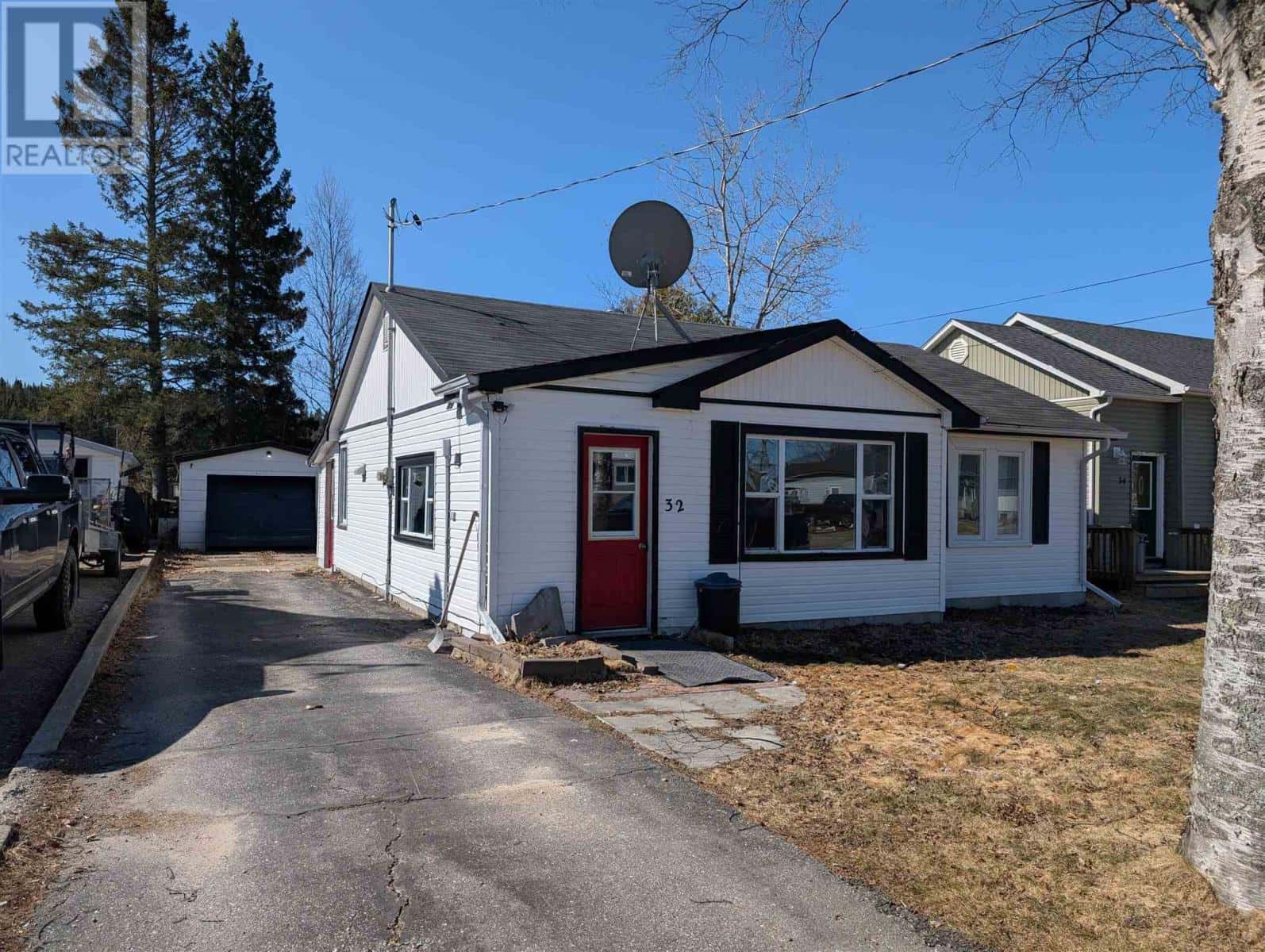 32 Joliet ST — Wawa, Ontario - Photo 2 of 32