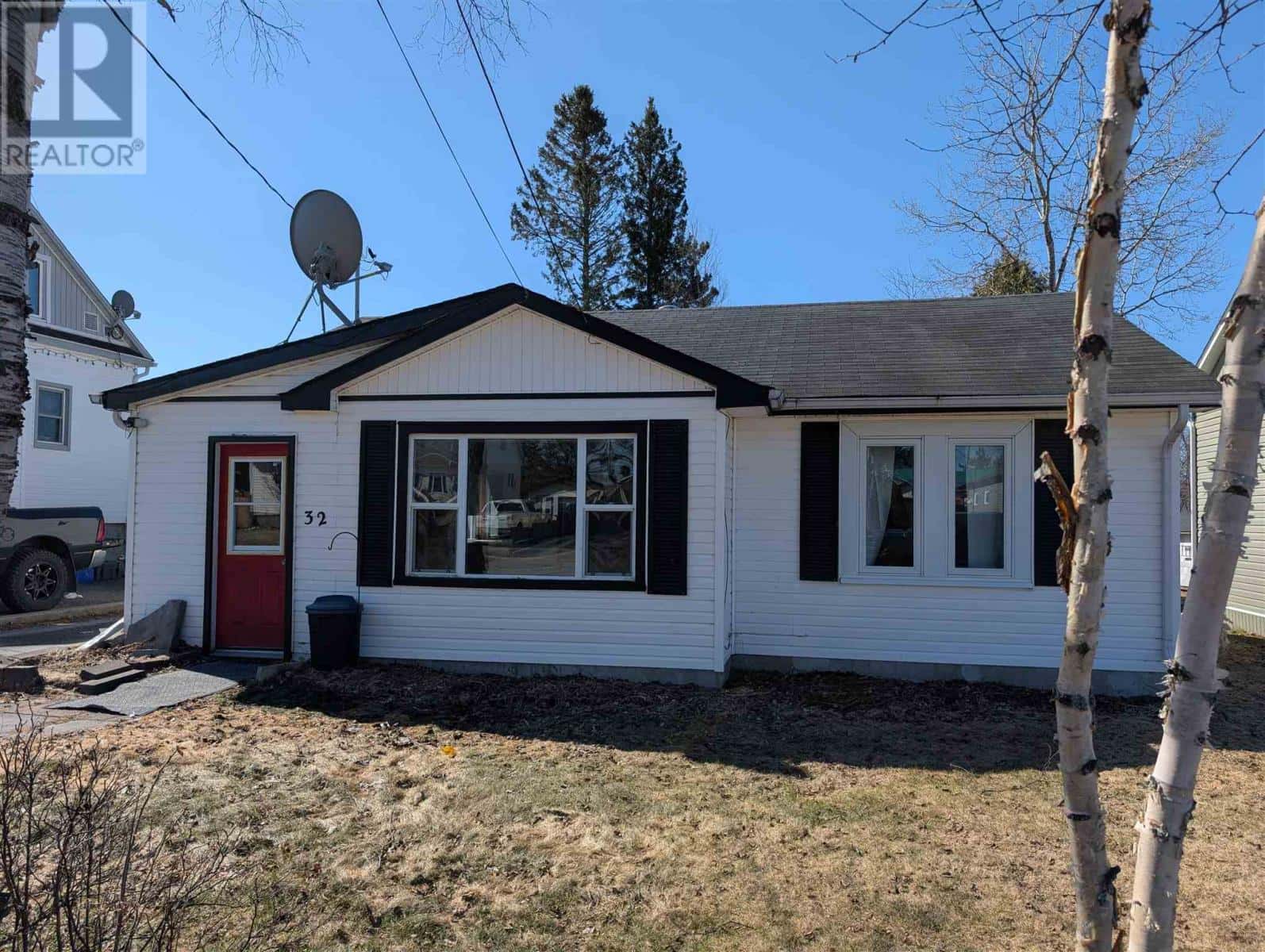 32 Joliet ST — Wawa, Ontario - Photo 3 of 32