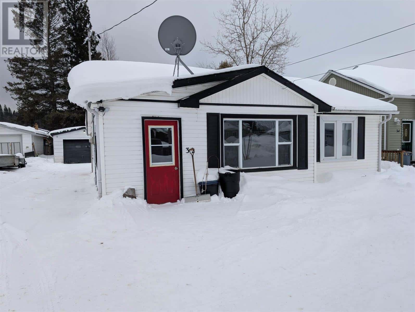 32 Joliet ST — Wawa, Ontario - Photo 5 of 32