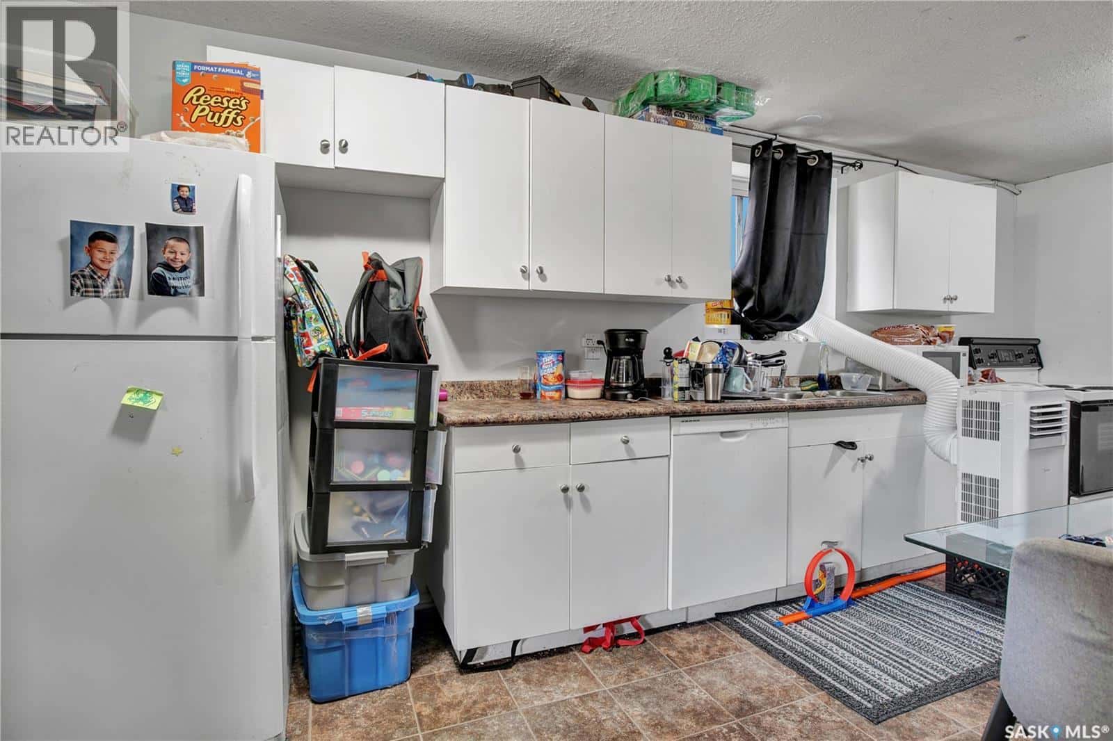 327 S AVENUE S — Saskatoon - Photo 3 of 7