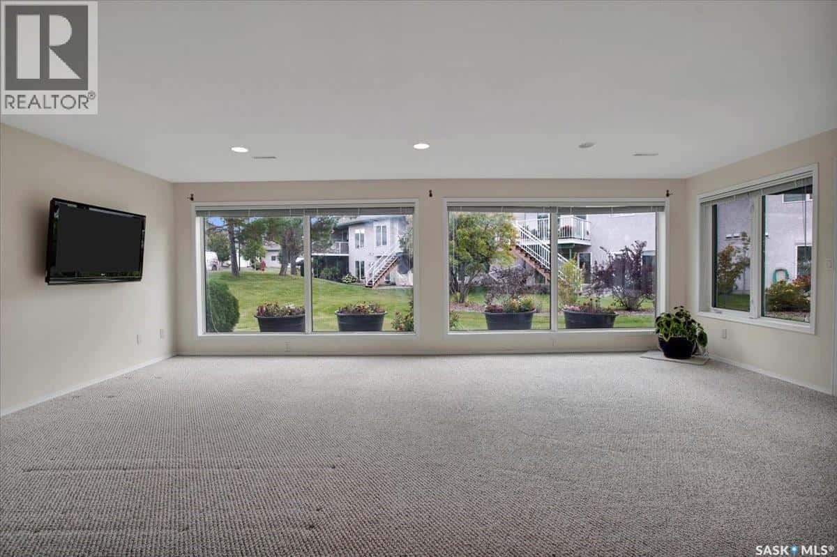 , Saskatoon, Saskatchewan — Saskatoon, Saskatchewan - Photo 3 of 41