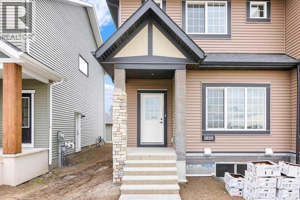 1029 Reynolds Crescent SW — Airdrie - Photo 2 of 28