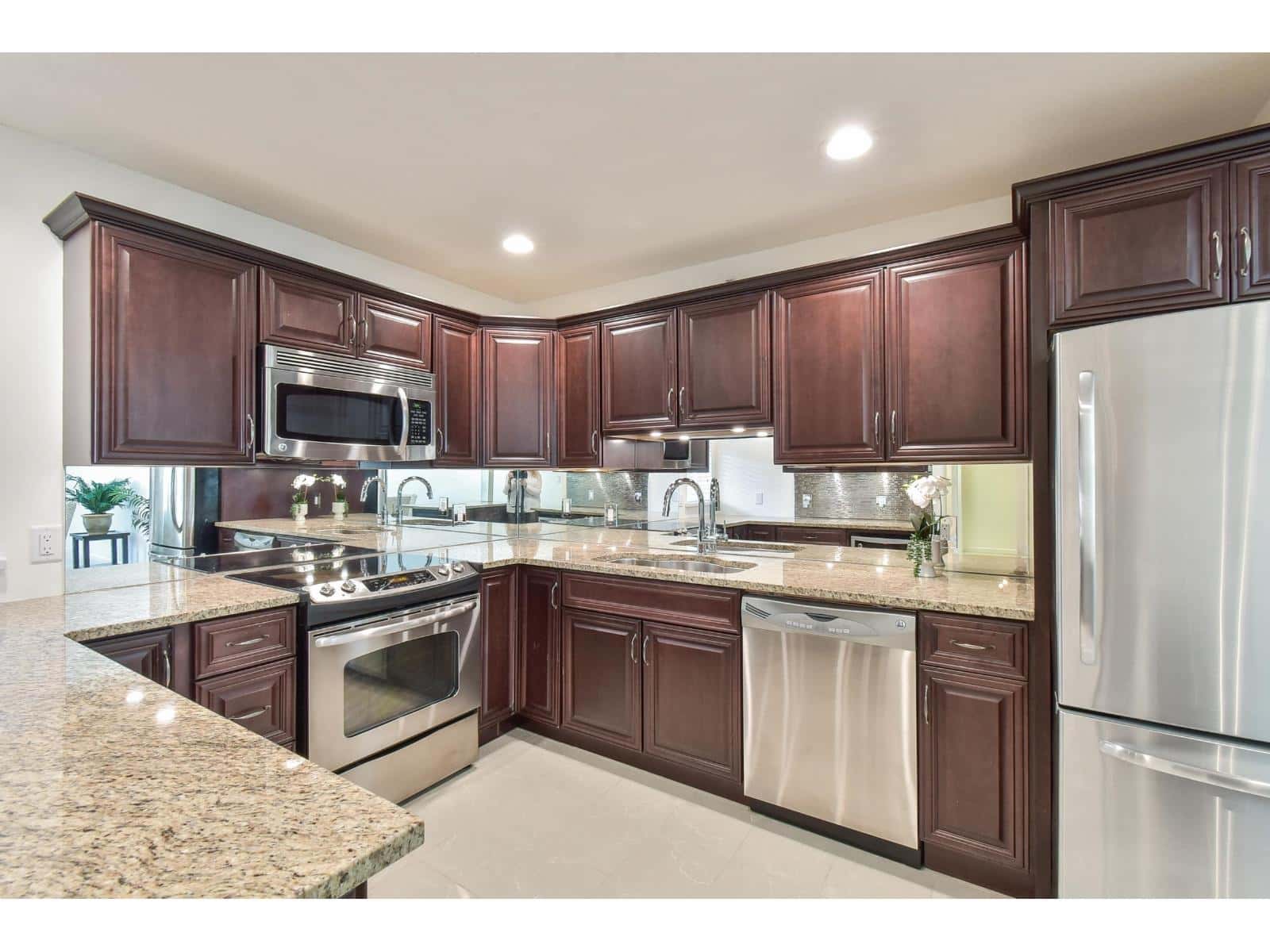 , Surrey, British Columbia — Surrey, British Columbia - Photo 5 of 33