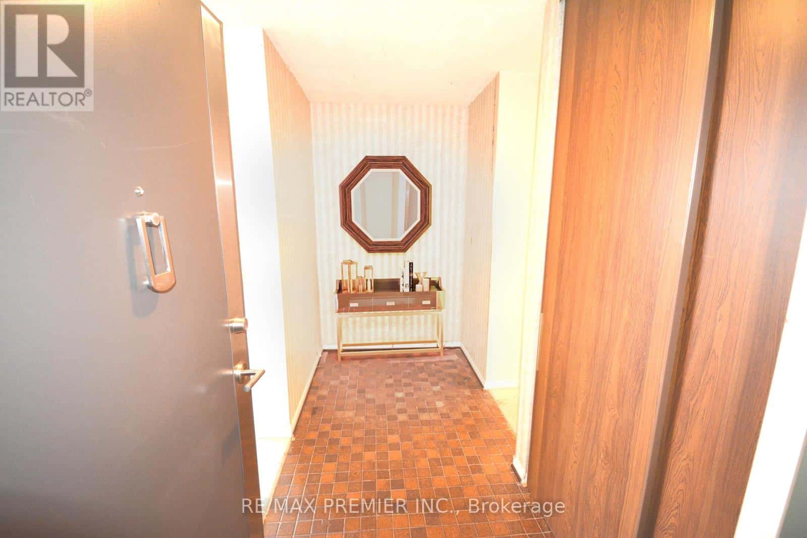 1002 - 7811 YONGE STREET — Markham (Thornhill) - Photo 3 of 21