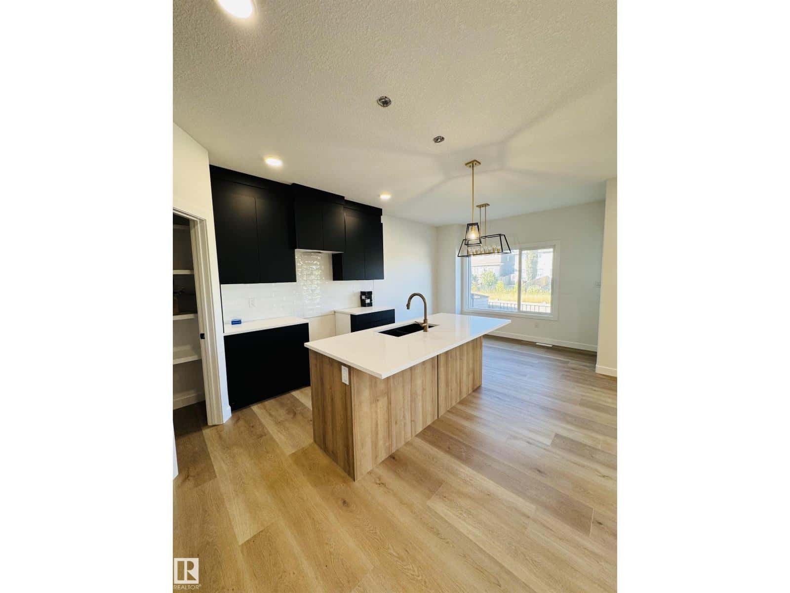 3174 Magpie Way NW NW — Edmonton - Photo 2 of 6