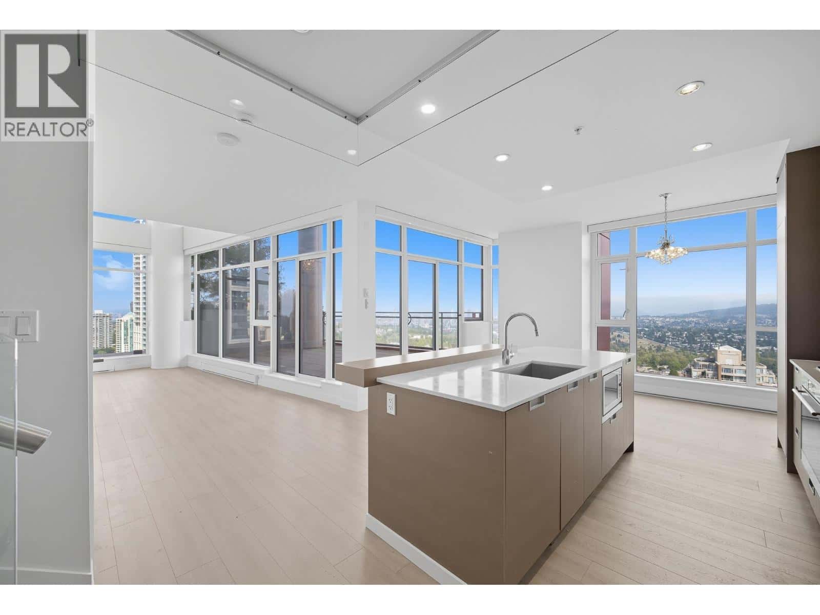 2603 4688 KINGSWAY — Burnaby - Photo 2 of 40